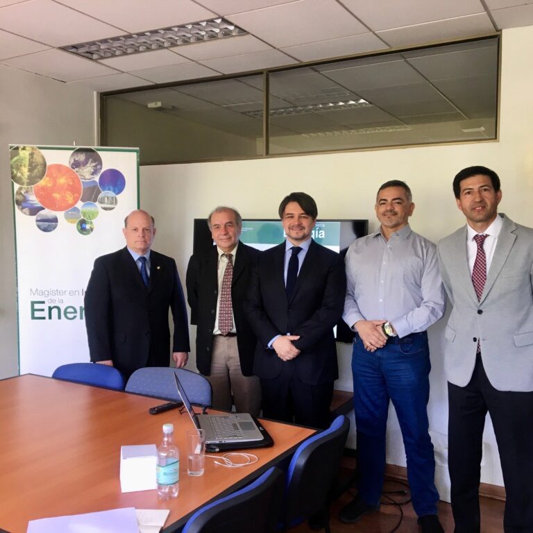 Víctor Mercado Gallardo se convierte en nuevo graduado del Magíster en Ingeniería de la Energía de la Pontificia Universidad Católica de Chile.