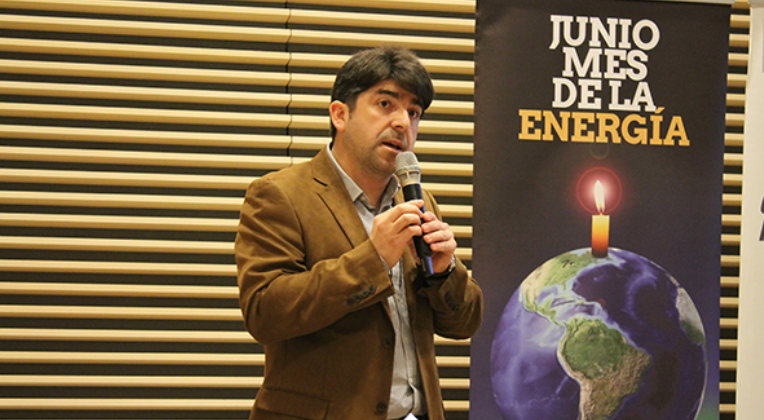 Iván Zambrano, graduado del Magíster en Ingeniería de la Energía expone en Seminario «Combustibles y otras fuentes de Energía» en la X versión del Mes de la Energía.