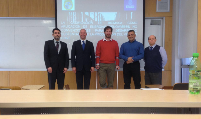 Felipe Falcón se convierte en un nuevo graduado del Magíster en Ingeniería de la Energía.