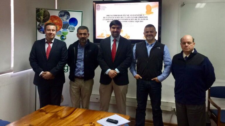 Con el tema: «Prefactibilidad Técnica y Económica de la Instalación de una Planta de Pirólisis en KDM para la transformación de plásticos residuales en combustible líquido; Felipe Landero López, se convierte en Magíster en Ingeniería de la Energía de la Pontificia Universidad Católica de Chile