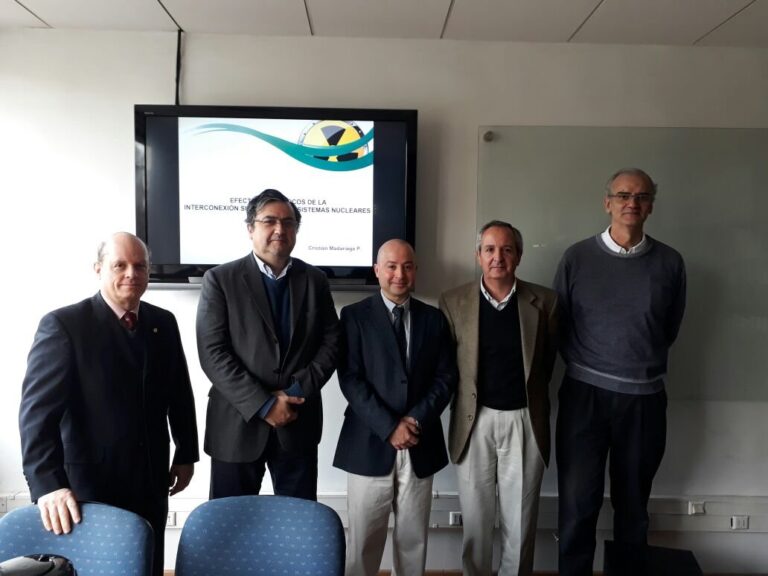Con el tema: «EFECTOS RECÍPROCOS DE LA INTERCONEXIÓN SIC-SING Y LOS SISTEMAS NUCLEARES»; Cristián Madariaga se convierte en un nuevo graduado del MIE -UC.