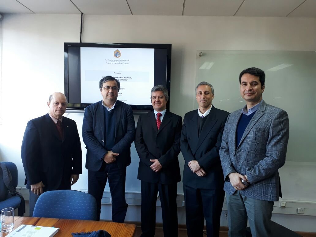 Con el tema: «INTERCONEXIÓN ELÉCTRICA REGIONAL: ¿POSIBILIDAD O FANTASÍA?, Richard Tapia se convierte en un nuevo gradudado del MIE UC